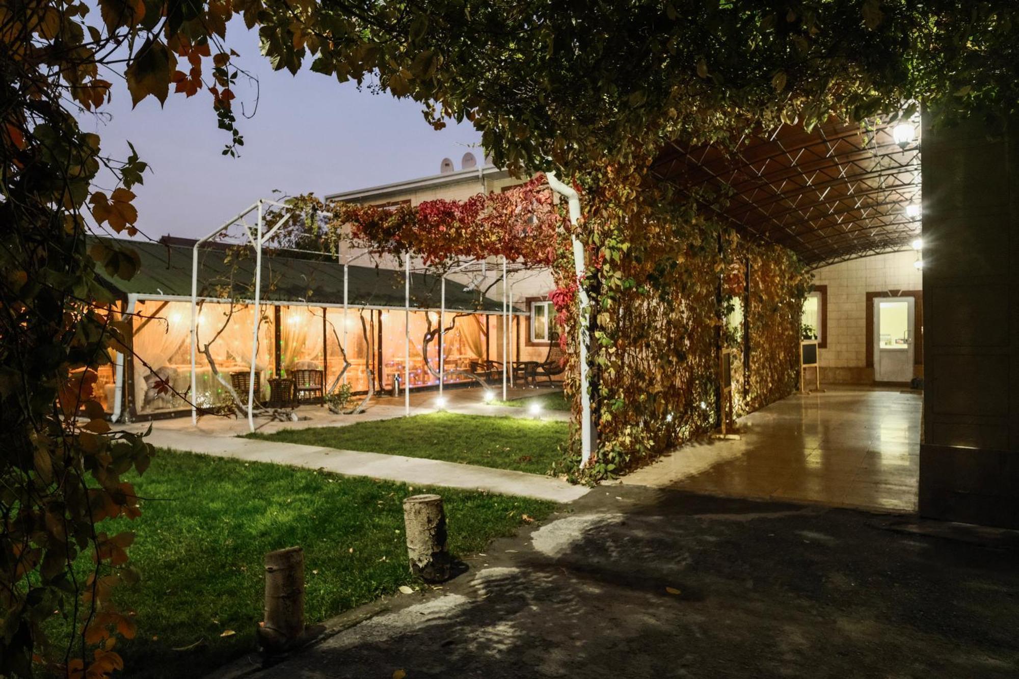 Tes Hotel Osh Exterior photo